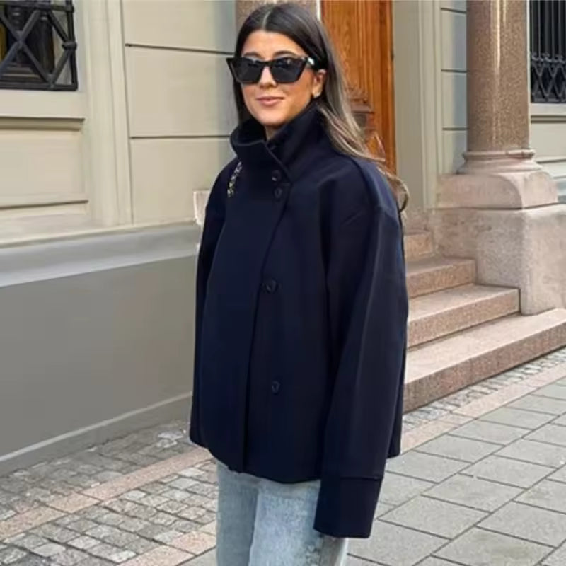 Palton Scurt Elise pentru Femei – Elegant, Confortabil și Versatil cu Închidere Dublă cu Nasturi