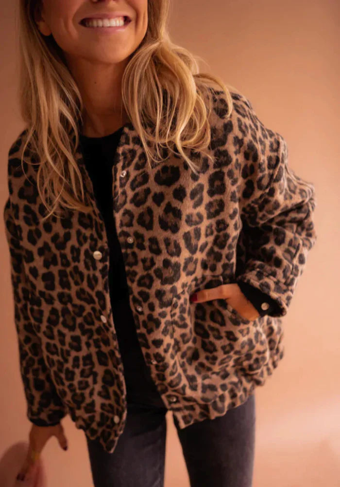 Valeria Jachetă damă – Jachetă elegantă cu imprimeu leopard și croială confortabilă