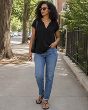 Blusa Cressida de senhora em viscose – Decote em V com botões, mangas curtas e corte fluido