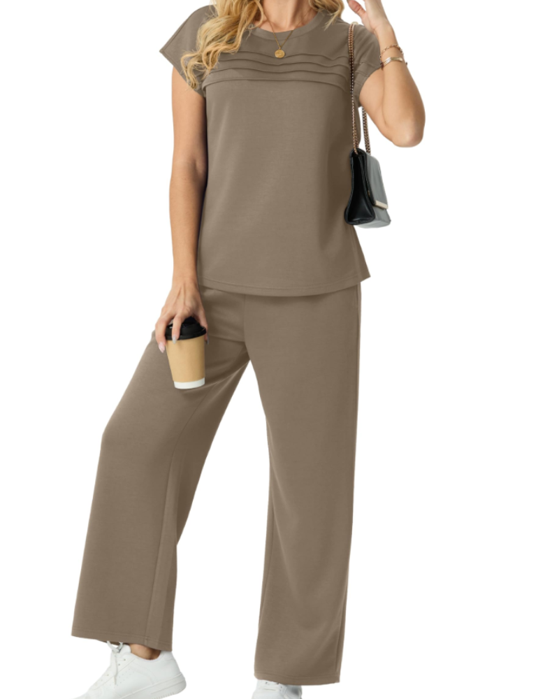 Harper Ensemble Femme Voyage – Plisowany top i szerokie spodnie