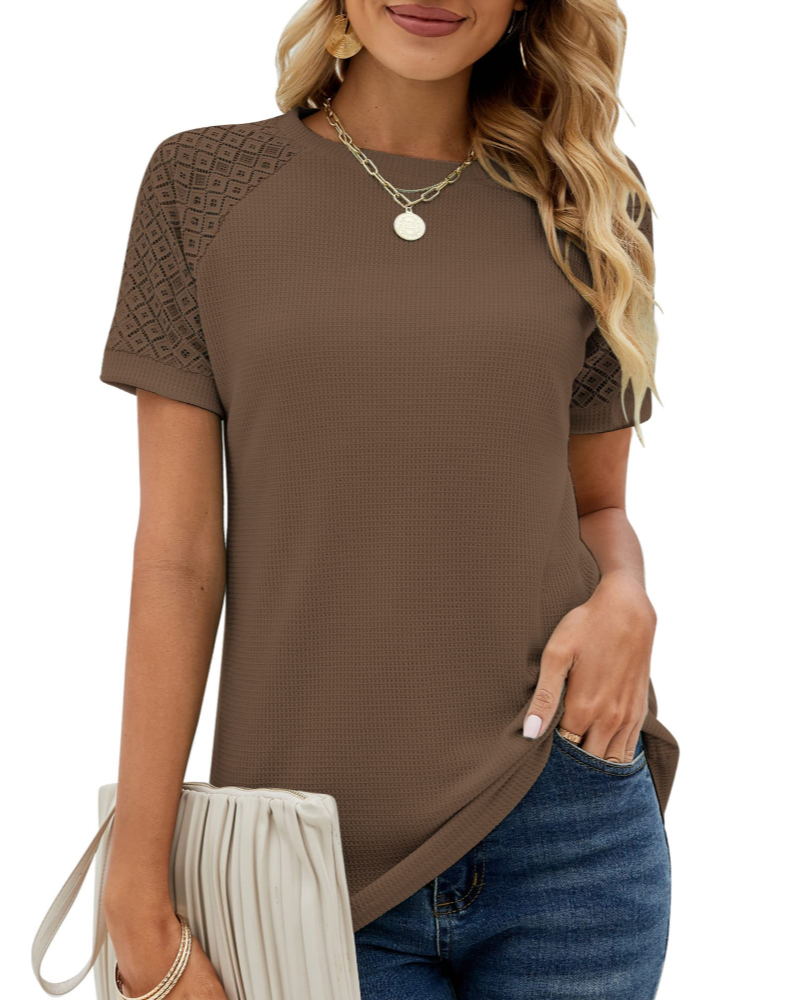 T-shirt de renda para mulher – gola redonda, mangas curtas, corte amplo e elegante