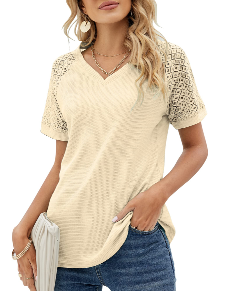 T-shirt de renda para mulher – gola redonda, mangas curtas, corte amplo e elegante