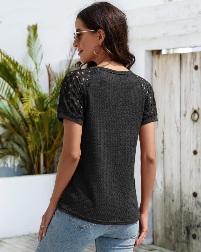 T-shirt Bella Mulher Verão – Decote em V Malha Texturada Mangas em Renda