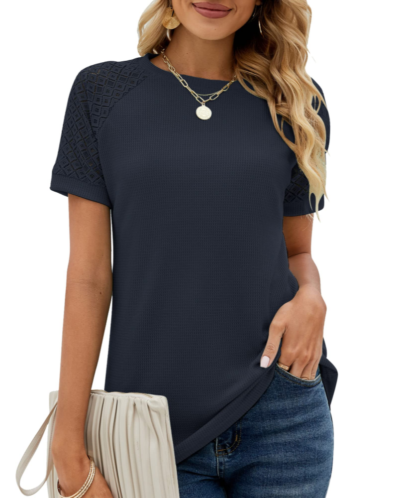 T-shirt de renda para mulher – gola redonda, mangas curtas, corte amplo e elegante