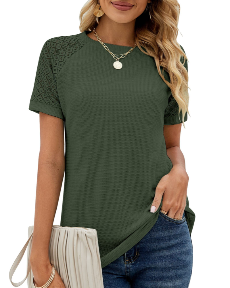 T-shirt de renda para mulher – gola redonda, mangas curtas, corte amplo e elegante