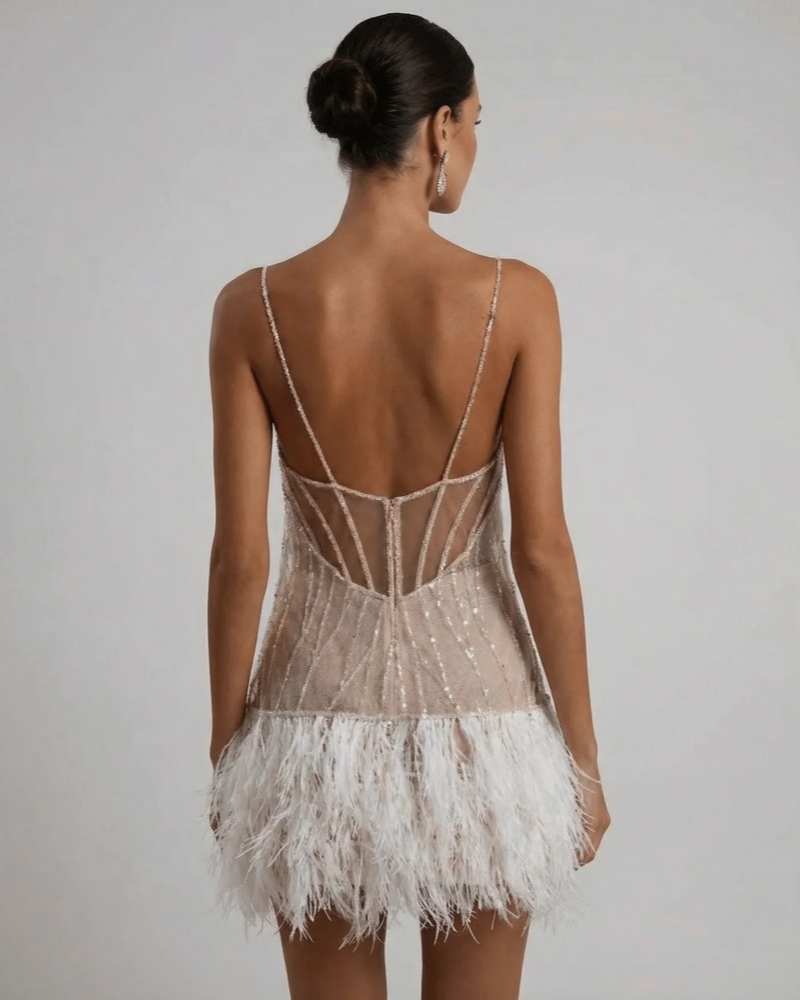 Mini haljina Celestia za žene – bež haljina s golim ramenima i elegantnim slojevitim velom