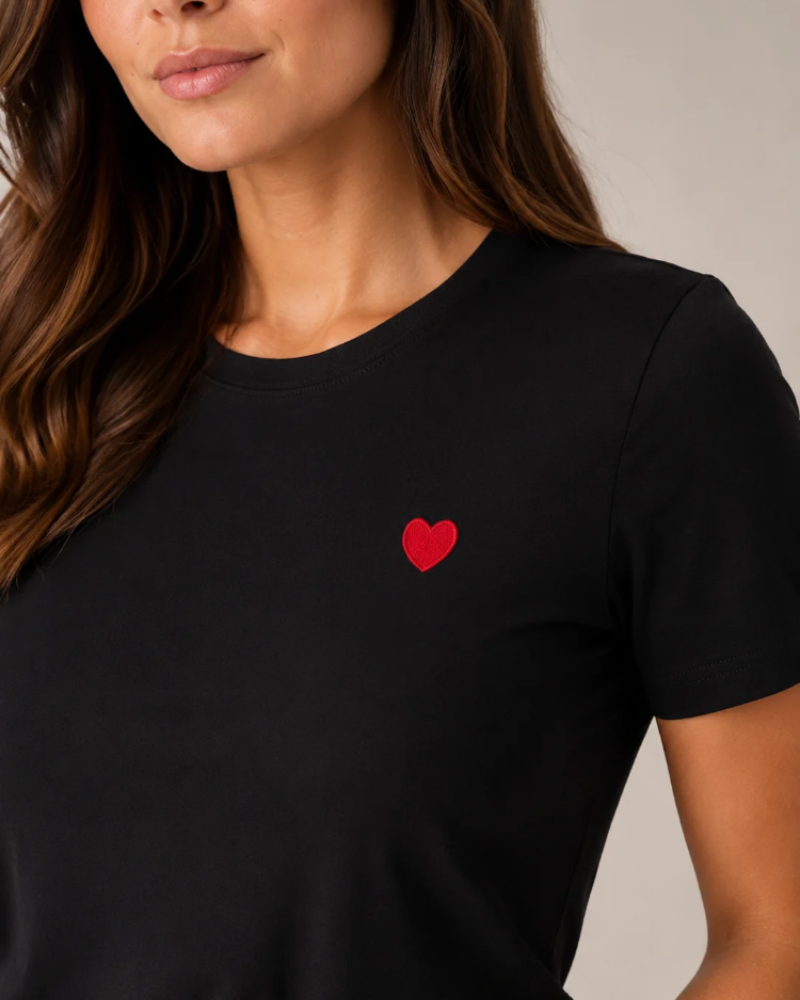 Brooke T-Shirt Femme – T-Shirt Col Rond avec Cœur Rouge Brodé et Manches Courtes