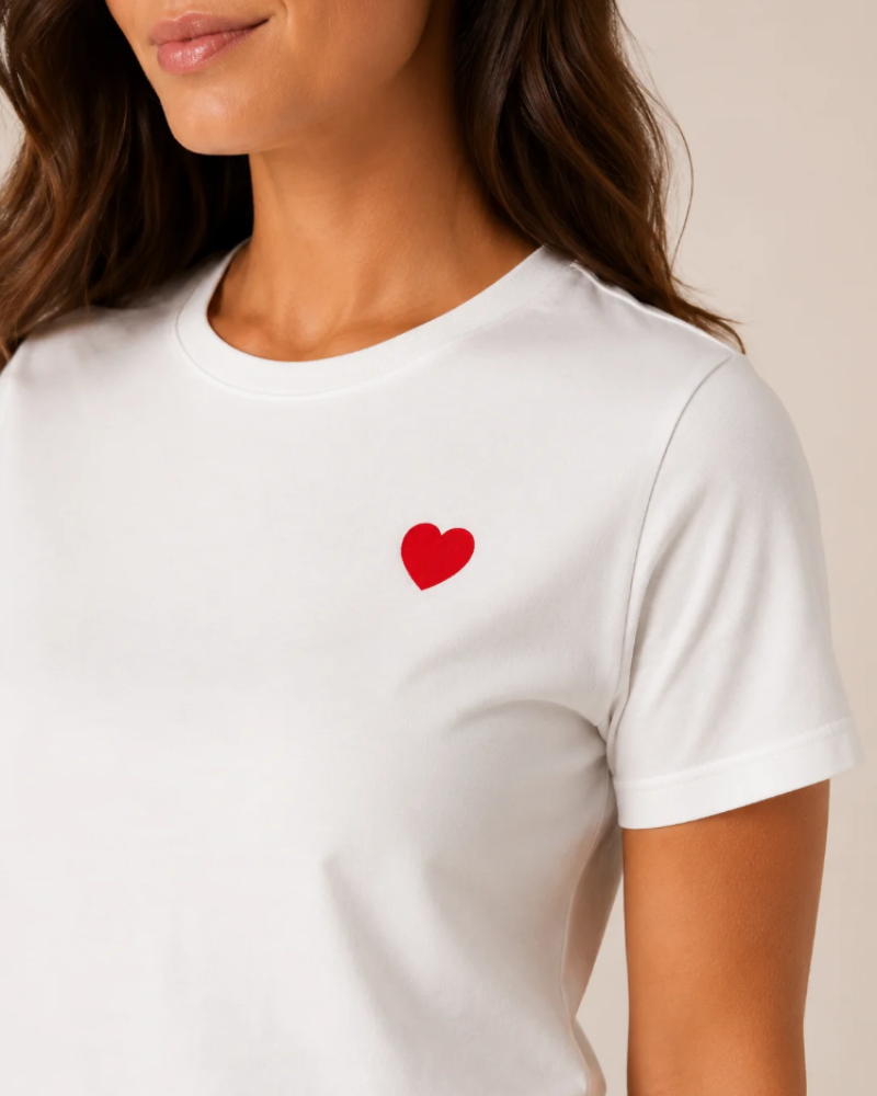 Brooke T-Shirt Femme – T-Shirt Col Rond avec Cœur Rouge Brodé et Manches Courtes
