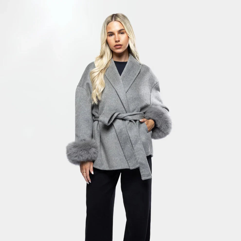 Livia Manteau Luxe Femme – Elegancka Kurtka Zimowa z Rękawami z Sztucznego Futra i Paskiem