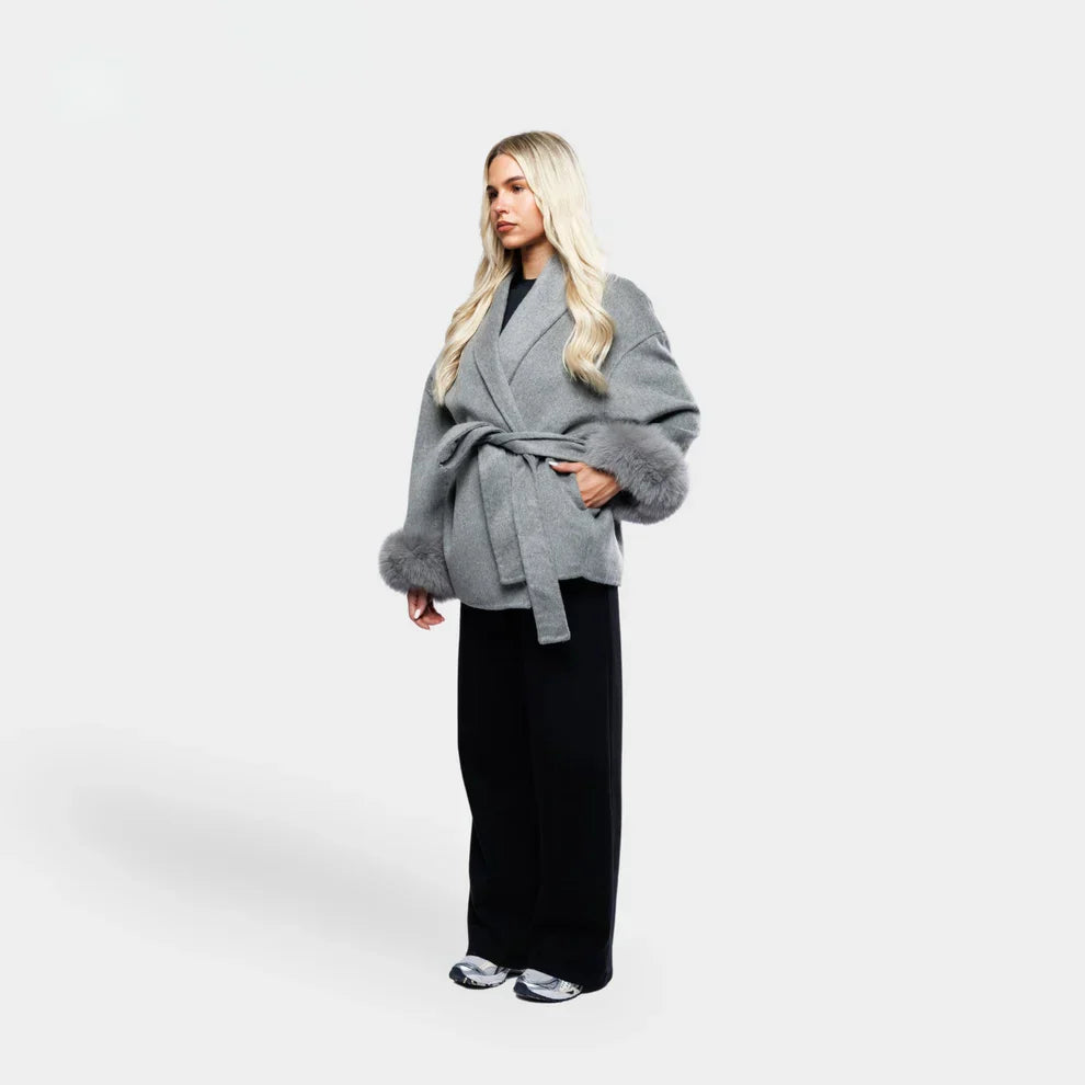 Livia Damen Luxusmantel – elegante Winterjacke mit Kunstpelzärmeln & Gürtel