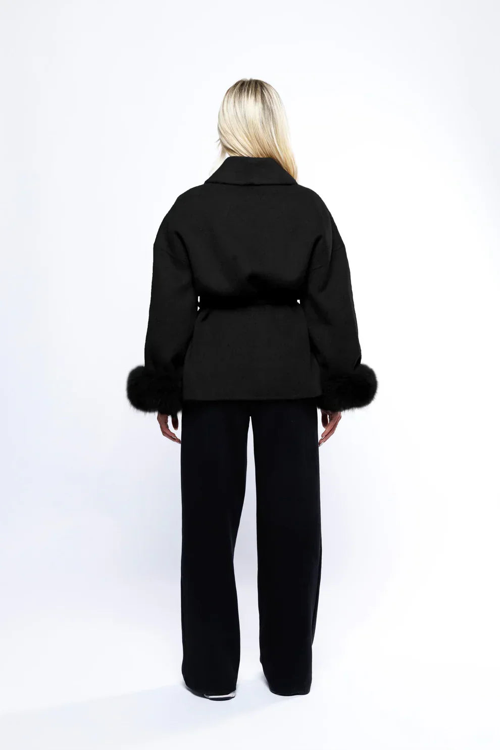 Livia Manteau Luxe Femme – Elegancka Kurtka Zimowa z Rękawami z Sztucznego Futra i Paskiem