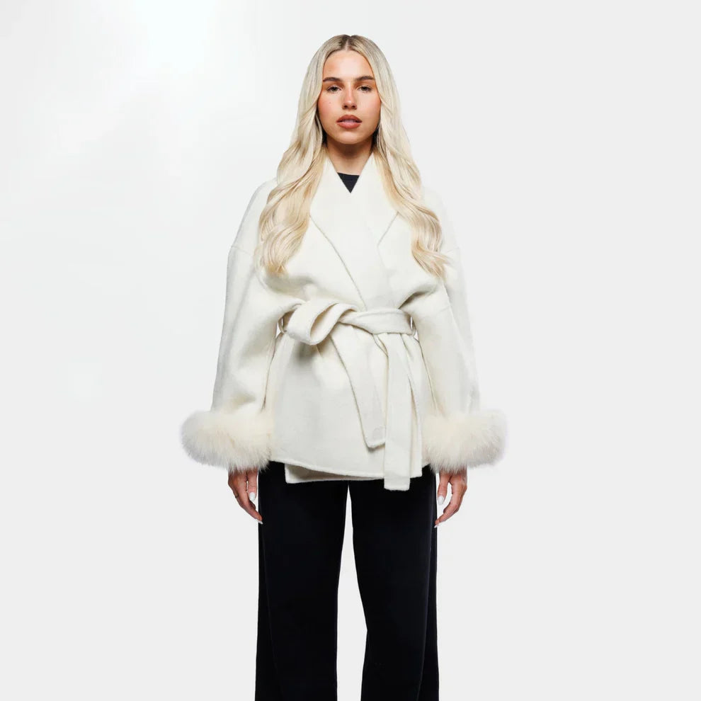 Livia Manteau Luxe Femme – Elegancka Kurtka Zimowa z Rękawami z Sztucznego Futra i Paskiem