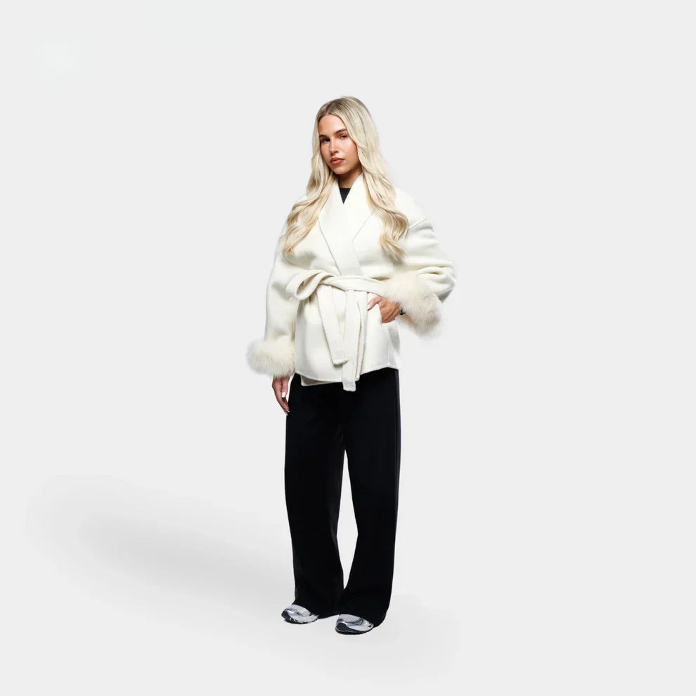 Livia Manteau Luxe Femme – Elegancka Kurtka Zimowa z Rękawami z Sztucznego Futra i Paskiem
