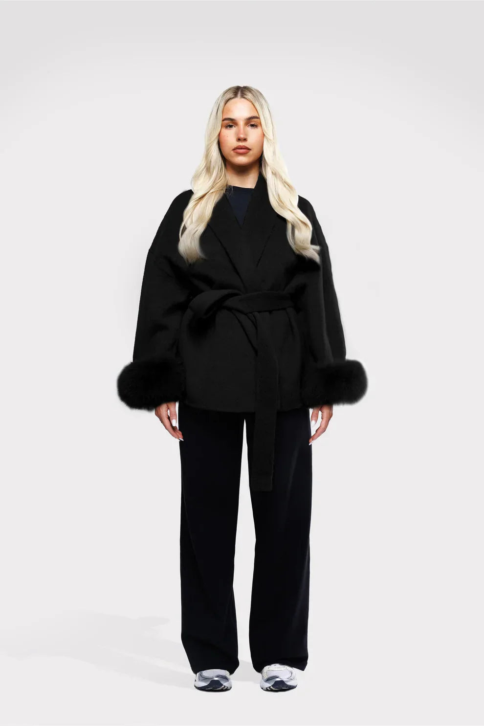 Livia Manteau Luxe Femme – Elegancka Kurtka Zimowa z Rękawami z Sztucznego Futra i Paskiem