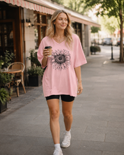 T-shirt Paisley Gráfico Feminino – Top Oversize com Decote em V Casual